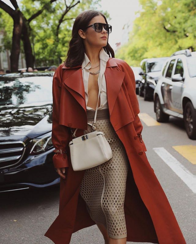 Gray Sun­glass­es of Paola Alberdi on the Instagram account @paolaalberdi