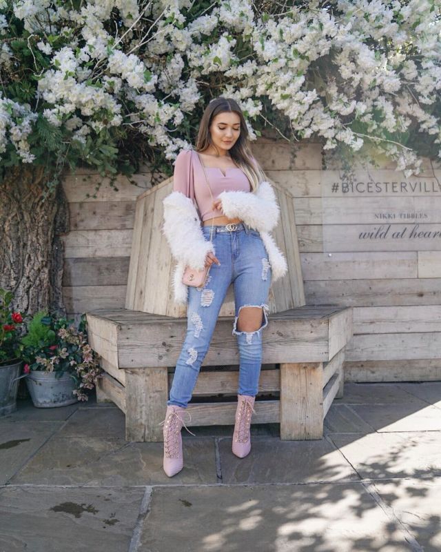 Fashion Nova Glis­ten­ing Jeans of Roxi on the Instagram account @roxxsaurus