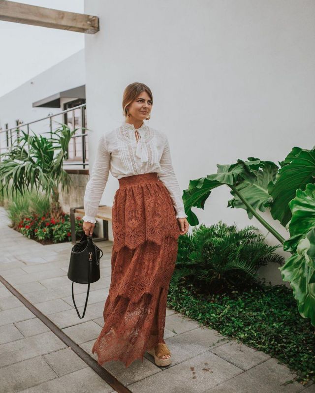 Falda de encaje marrón óxido de Gaby Coburn en la cuenta de Instagram @gabycoburn