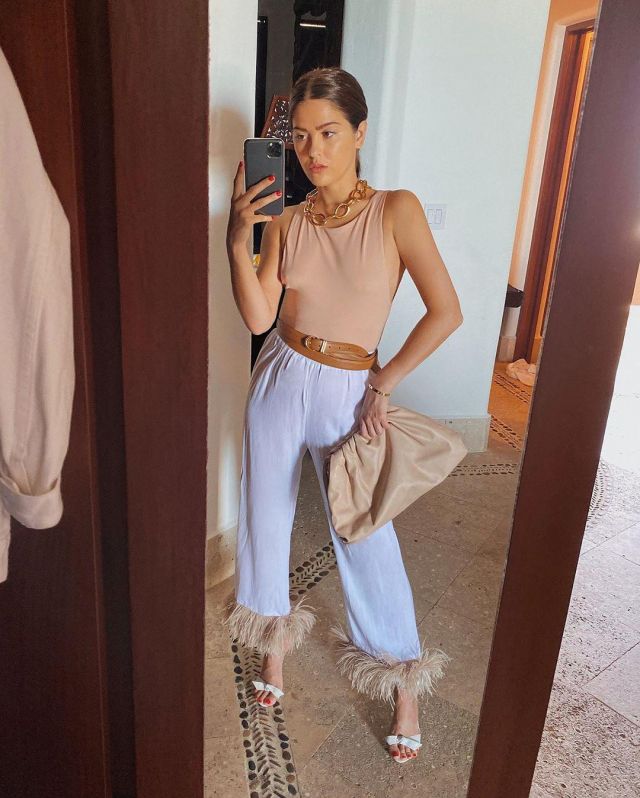 Blue Pa­ja­ma Set of Paola Alberdi on the Instagram account @paolaalberdi