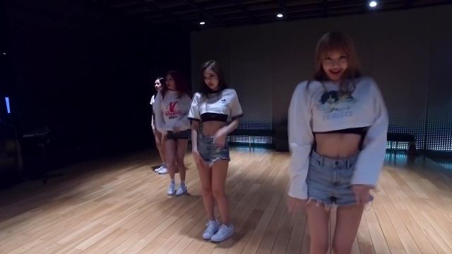 The sweatshirt Fiorucci of Lisa in the movie clip Forever Young DANCE PRACTICE VIDEO (MOVING VER.) of BLACKPINK