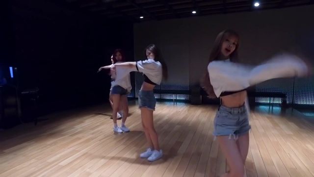 The denim shorts Lisa in the clip Forever Young DANCE PRACTICE VIDEO (MOVING VER.) of BLACKPINK