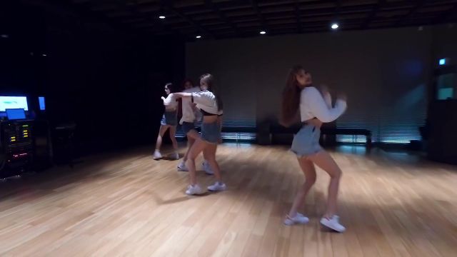 Sneakers Adidas Stan Smith red Lisa in the clip 'Forever Young' DANCE PRACTICE VIDEO (MOVING VER.) of BLACKPINK