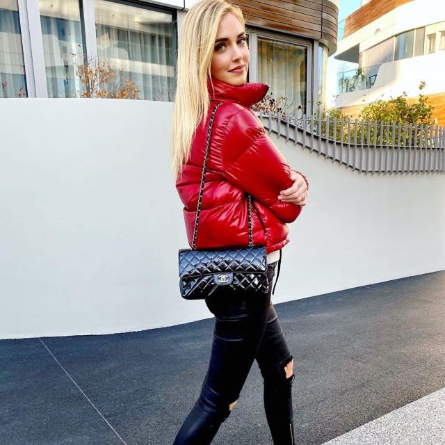 La doudoune rouge courte vinyle portée par Chiara Ferragni sur le compte Instagram de @chiaraferragni