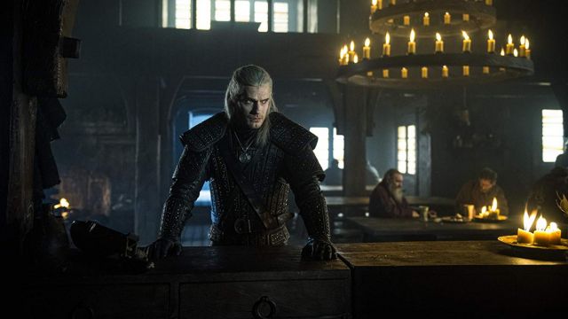 Cosplay de vestuario usado por Geralt de Rivia (Henry Cavill) como se ve en The Witcher (Temporada 1)