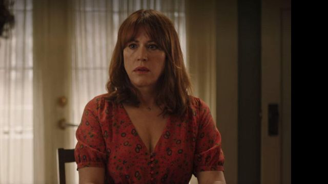 La robe rouge Sézane de Mary Andrews (Molly Ringwald) dans Riverdale (S04E01)