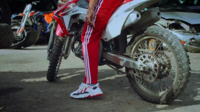La paire de Adidas rouges et blanches portée par Zola dans son clip Fuckboi
