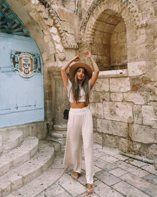 The pants palazzo ecru worn by Wendy Swan's account on the Instagram of @wendyswan