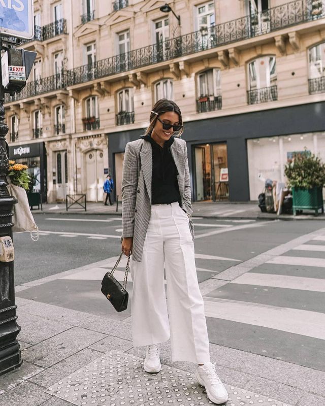 The blazer light grey worn by Wendy Swan's account on the Instagram of @wendyswan