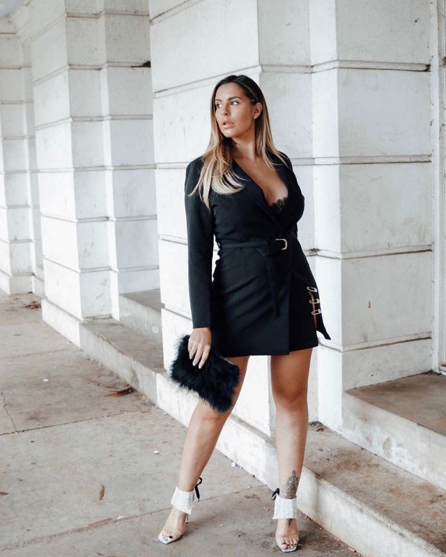  Black Belt­ed Blaz­er Dress of Jessica Shears on the Instagram account @jessica_rose_uk