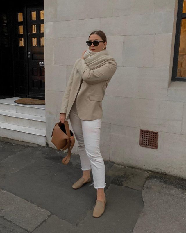 Blazer de lana beige de Alix en la cuenta de Instagram @icovetthee
