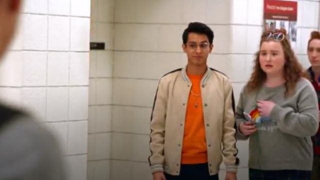 Zara Crème de Faux Suède Blouson porté par Carlos (Frankie A. Rodriguez) dans High School Musical: La Musique: La Série Saison 1, Épisode 4