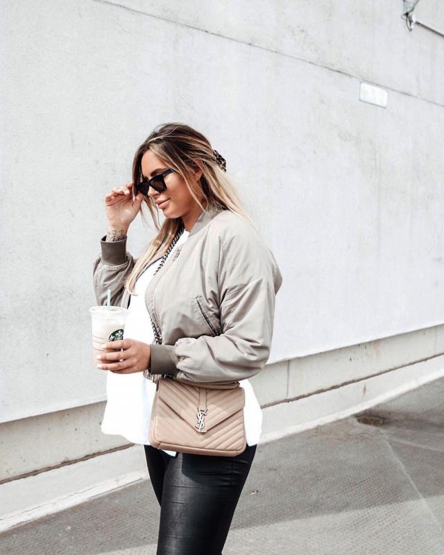 Cropped Bomber Jack­et of Jessica Shears on the Instagram account @jessica_rose_uk