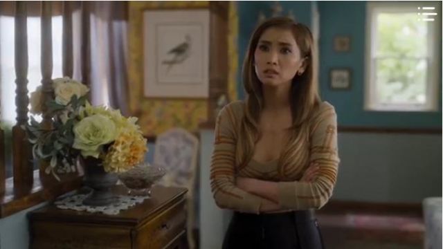 Burberry Print­ed Jacquard V-neck Sweater worn by Madison Maxwell (Brenda Song) in Dollface Season01 Episode08