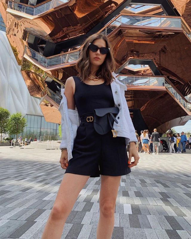 Black Calf­skin Belt of Paola Alberdi on the Instagram account @paolaalberdi