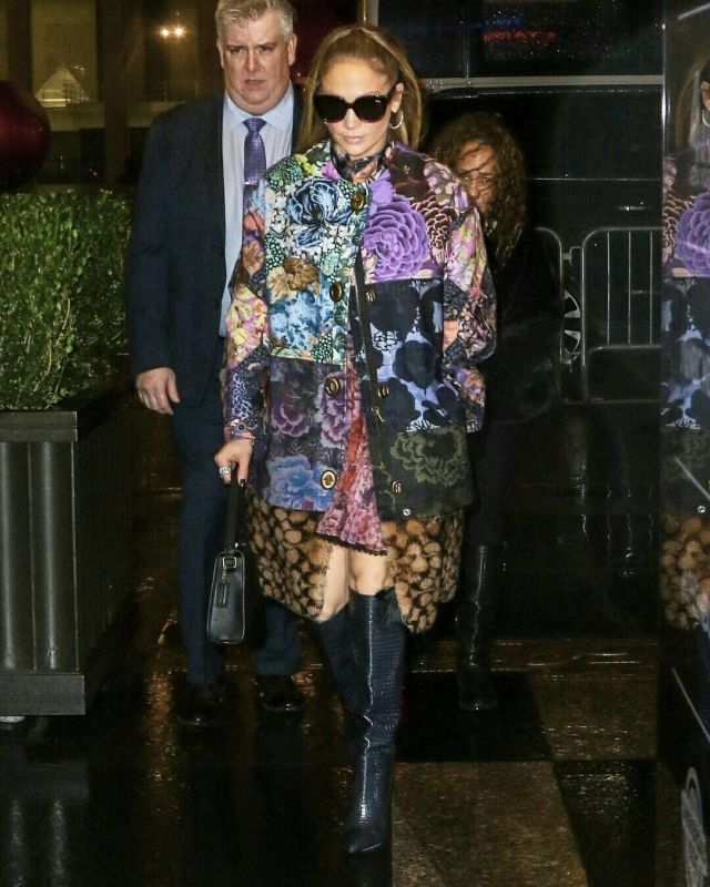 Barbara Streisand Bag worn by Jennifer Lopez The Tonight Show Starring ...