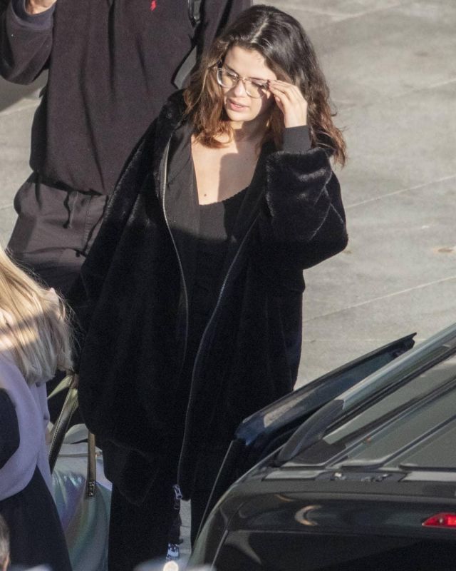 Leset Pointelle Réservoir Noir porté par Selena Gomez l'Aéroport d'Heathrow, le 2 décembre 2019