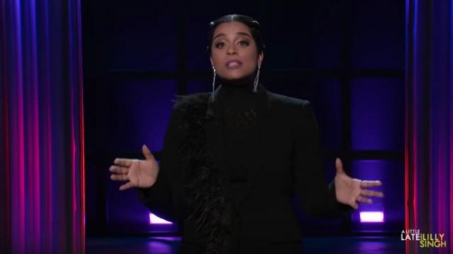 Cinq & sept Lilette Lurex col Roulé porté par Lilly Singh sur Un Peu de Retard avec Lilly Singh 2 décembre 2019