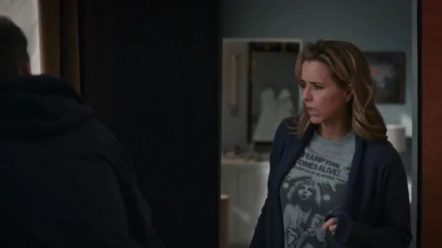 Peter frampton Comes Alive T Shirt worn by Elizabeth McCord (Téa Leoni) in Madam Secretary Season 06 Episode 09