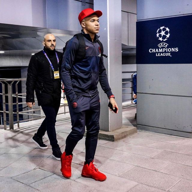 Sneakers Nike red worn by Kylian Mbappé on his account Instagram @k. mbappe