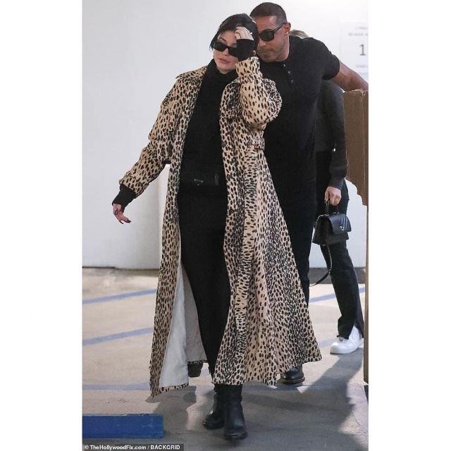 Jacquemus Thika Ceinturée d'Impression de Léopard en Coton Blend Trench porté par Kylie Jenner Moncler 2 décembre 2019