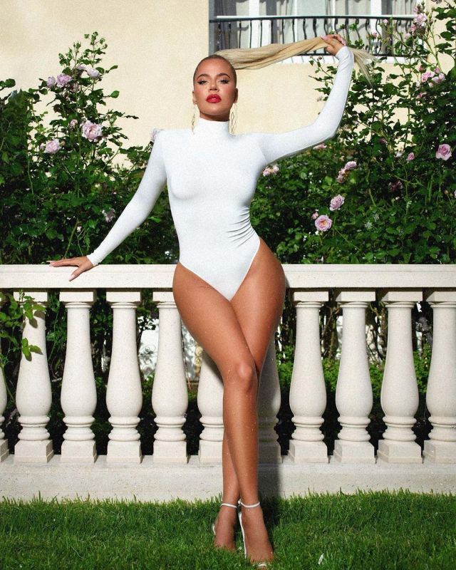 Good American White Turtle­neck Body­suit of Khloé Kardashian on the Instagram account @khloekardashian November 28, 2019