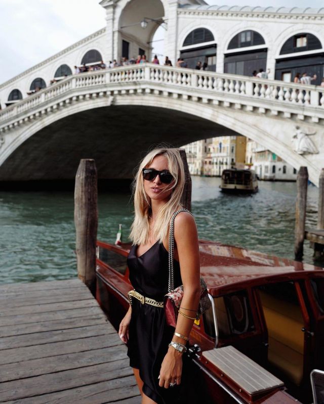 La Robe Satin Croisée noire de Carlotta Scarlini sur son compte Instagram @carlottascarlini