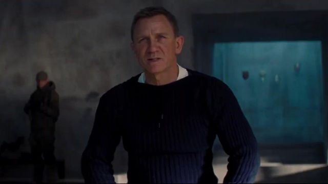 Pull bleu porté par James Bond (Daniel Craig) en un rien de Temps De Mourir