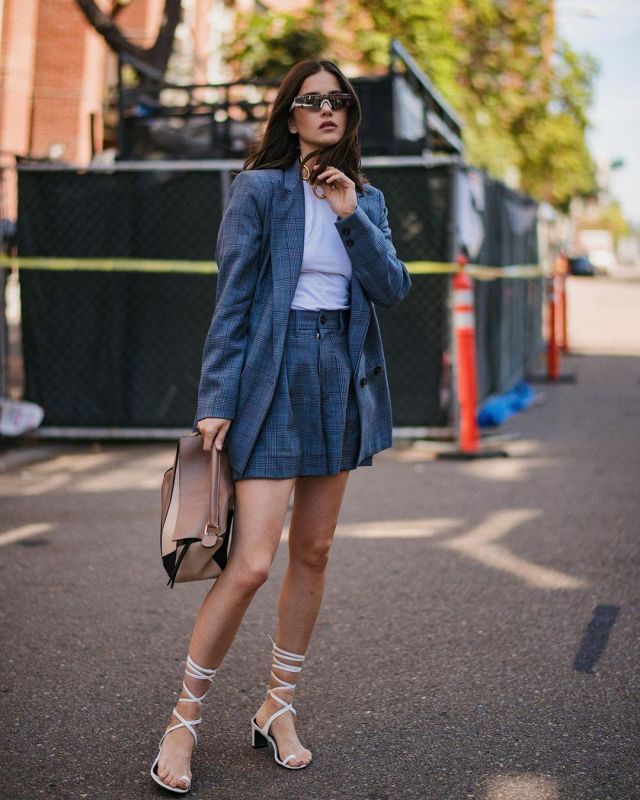 Blue Suit­ing Shorts of Paola Alberdi on the Instagram account @paolaalberdi