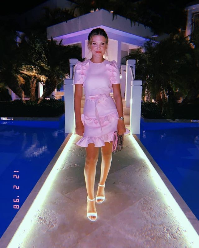 Christopher Kane Crys­tal Fringe Patent Clutch of Millie Bobby Brown on the Instagram account @milliebobbybrown December 5, 2019