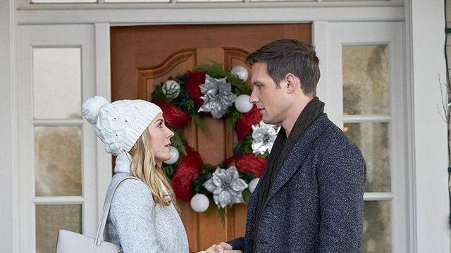Le bonnet blanc de Elle Bennett (Brooke Nevin) dans Ma cible pour Noël