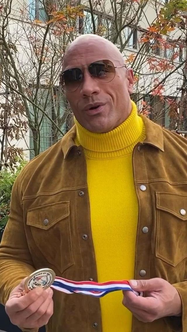 Jacket shirt suede camel of Dwayne Johnson on the account Instagram of @therock