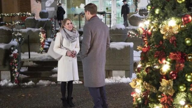 L'écharpe tricot grise de Elle Bennett (Brooke Nevin) dans Ma cible pour Noël