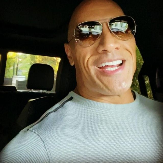 The Ray Ban Aviator of Dwayne Johnson on the account Instagram of @therock