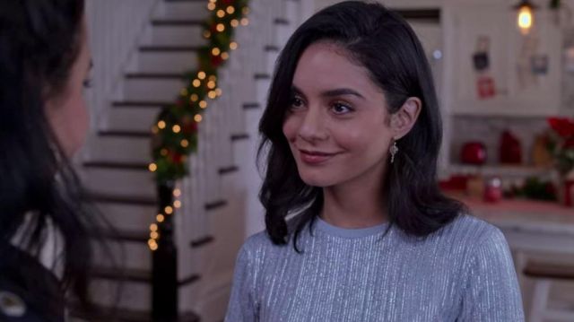 The t-shirt glittery grey Brooke (Vanessa Hudgens) in The alchemy of Christmas