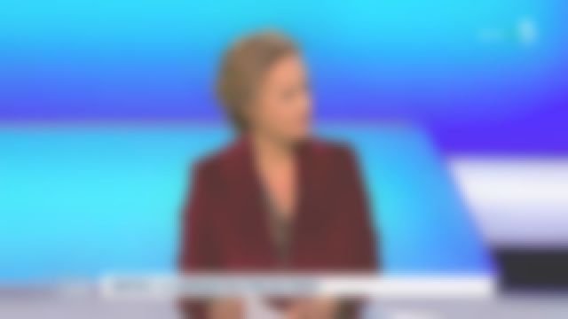 Chaqueta de terciopelo ajustada de Caroline Roux en C dans l'air