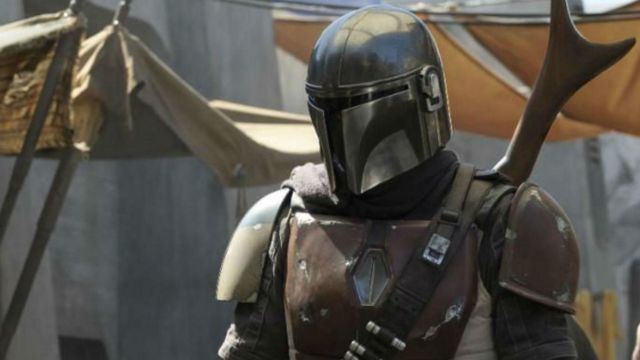The gun of The Mandalorian (Pedro Pascal) in The Mandalorian (S01E01)
