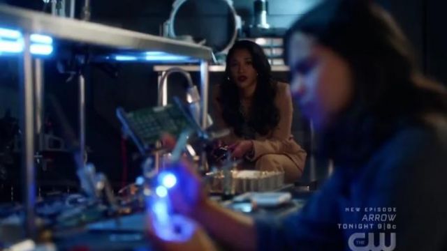 Brown Blaz­er with Flap Pock­et worn by Iris West (Candice Patton) in The Flash Season 6 Episode 8