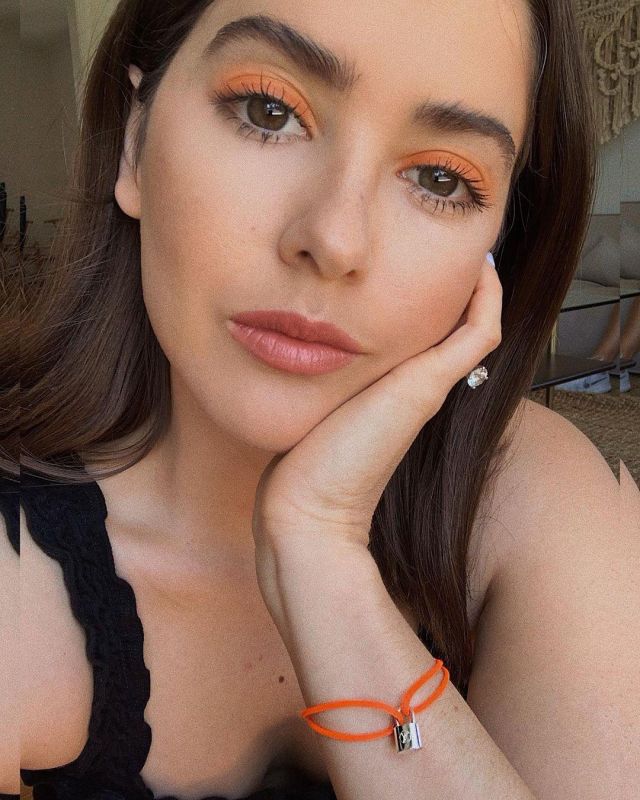 Sil­ver Key Bracelet of Paola Alberdi on the Instagram account @paolaalberdi