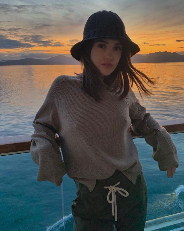 Taupe Off shoul­der Sweater of Paola Alberdi on the Instagram account @paolaalberdi
