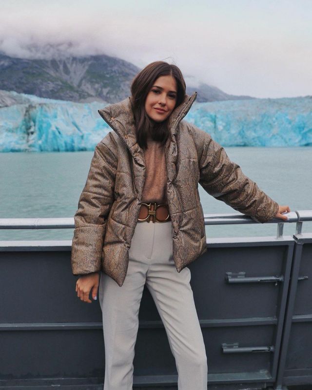 Brown Leather Belt of Paola Alberdi on the Instagram account @paolaalberdi
