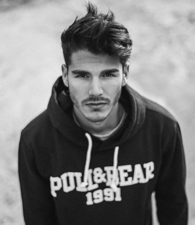 Pull&bear Black Sweat­shirt of Alvaro Mel on the Instagram account @meeeeeeeel_