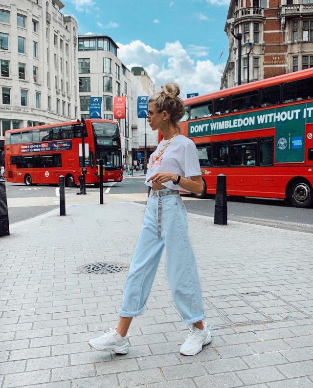 Jeans azules de pierna ancha de Olivia Frost en la cuenta de Instagram @oliviabynature