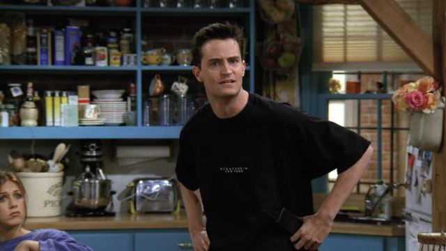 Le t-shirt noir du Guggenheim à New York porté par Chandler Bing (Matthew Perry) dans Friends (S03E04)