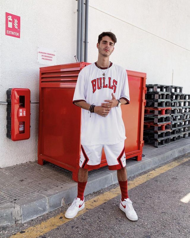 Bas­ket Ball Sneak­ers of Alvaro Mel on the Instagram account @meeeeeeeel_