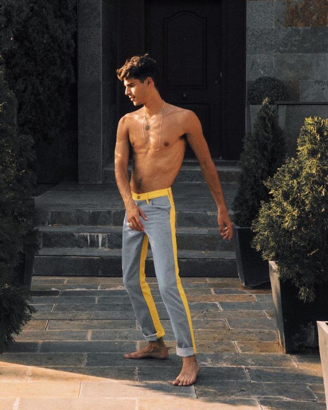 Blue & Yel­low Jeans of Alvaro Mel on the Instagram account @meeeeeeeel_