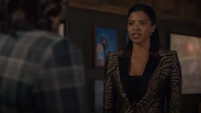 Prabal Gurung Bronze Metallic Zebra Fitted Blazer usado por Caroline Hopkins (Karen Pittman) en Evil Temporada 1 Episodio 9
