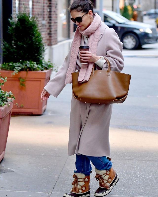 Chloé Sorel Cros­ta Leather Trimmed Suede And Shear­ling Boots worn by Katie Holmes New York City December 4, 2019