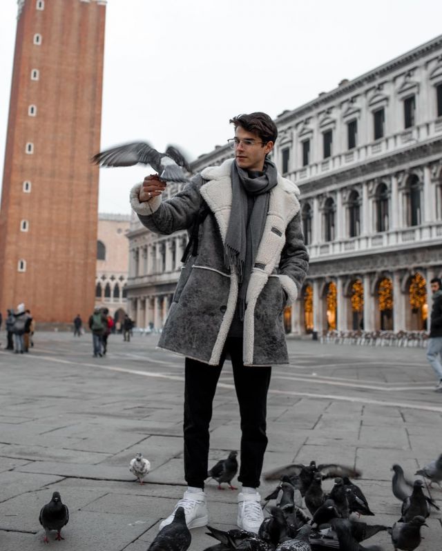 Grey Scarf of Alvaro Mel on the Instagram account @meeeeeeeel_