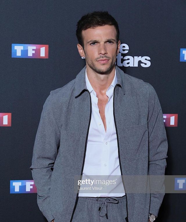 La veste polaire, gris foncé d'Hugo Philip sur le compte Instagram de @hugophilip